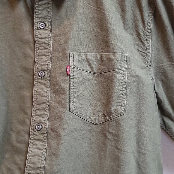 Levi's NWT Standard Button Down Shirt - Large - Army Green - Picture 2 of 6